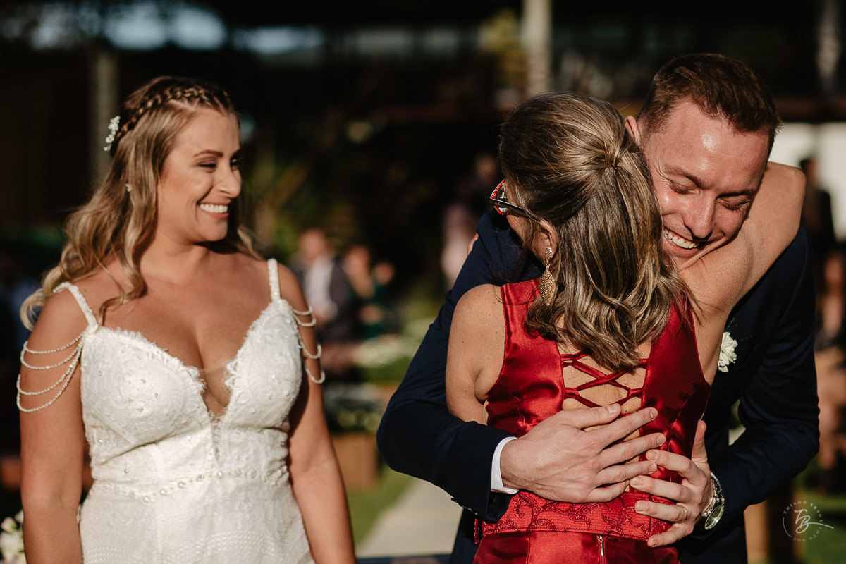 Fotografia de casamento ao ar livre no espaço Arte e Eventos, em Ratones, Florianópolis/SC. Thiago Braga Fotografia