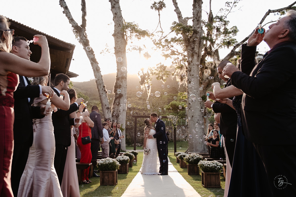 Fotografia de casamento ao ar livre no espaço Arte e Eventos, em Ratones, Florianópolis/SC. Thiago Braga Fotografia