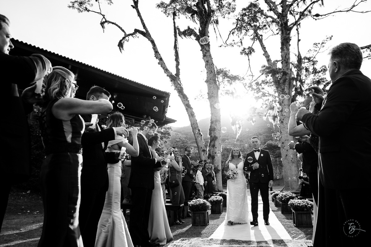 Fotografia de casamento ao ar livre no espaço Arte e Eventos, em Ratones, Florianópolis/SC. Thiago Braga Fotografia