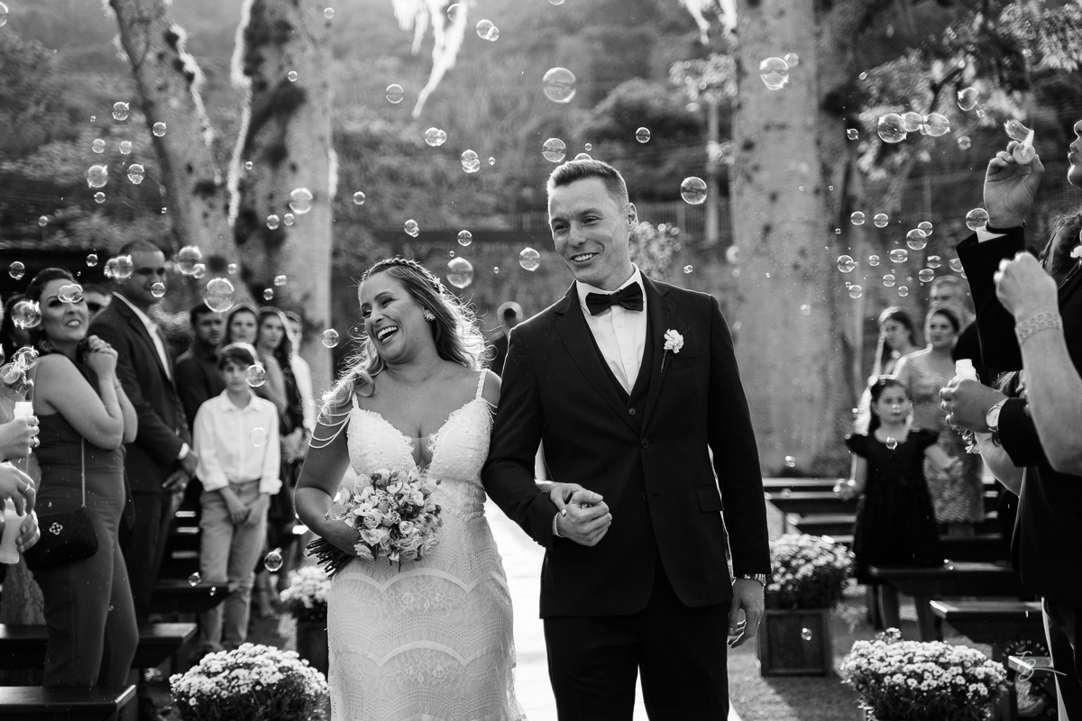 Fotografia de casamento ao ar livre no espaço Arte e Eventos, em Ratones, Florianópolis/SC. Thiago Braga Fotografia