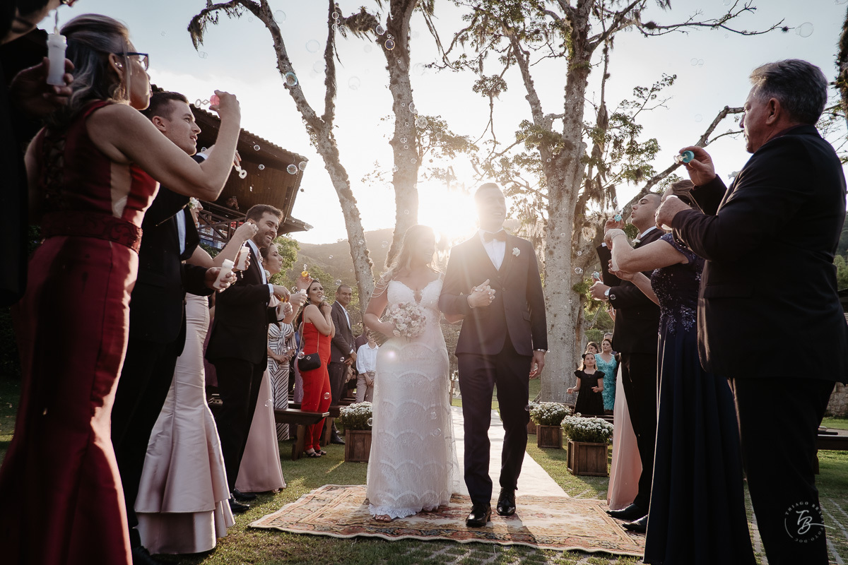 Fotografia de casamento ao ar livre no espaço Arte e Eventos, em Ratones, Florianópolis/SC. Thiago Braga Fotografia