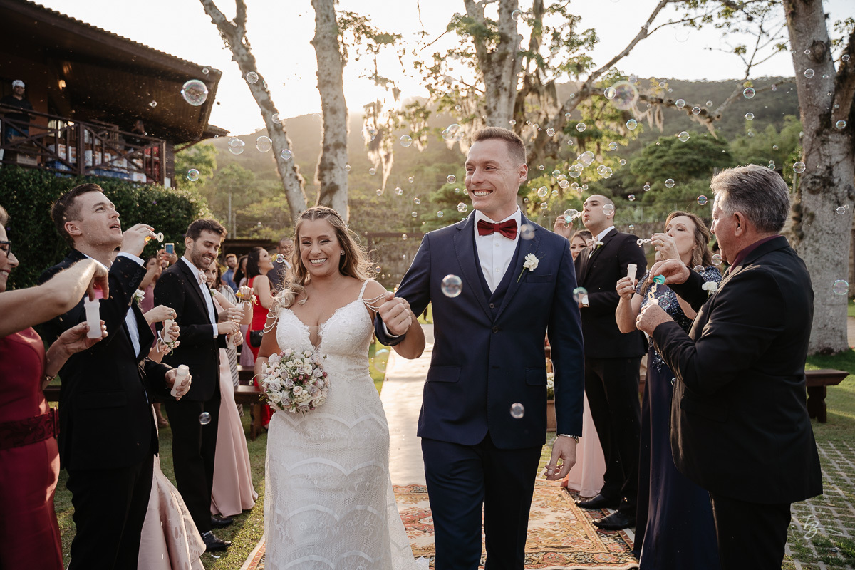 Fotografia de casamento ao ar livre no espaço Arte e Eventos, em Ratones, Florianópolis/SC. Thiago Braga Fotografia
