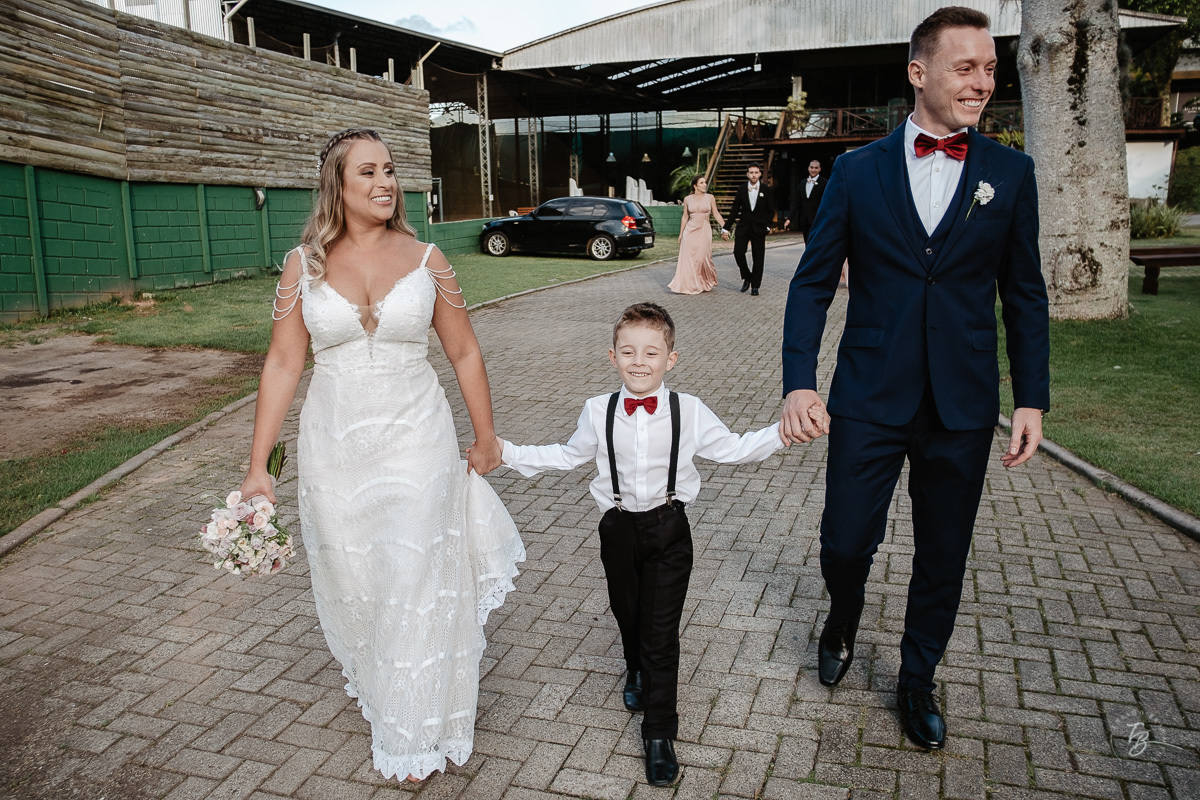 Fotografia de casamento ao ar livre no espaço Arte e Eventos, em Ratones, Florianópolis/SC. Thiago Braga Fotografia
