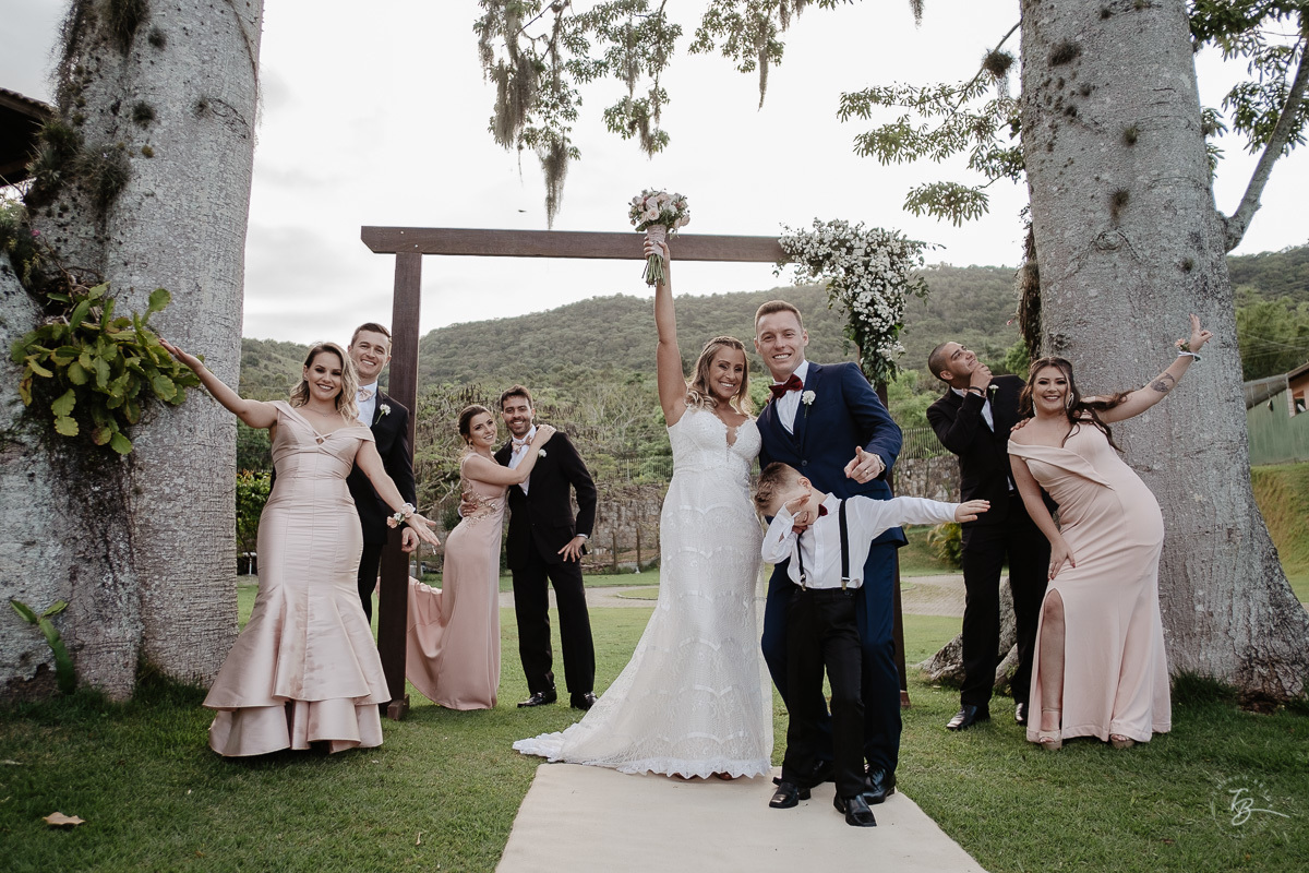 Fotografia de casamento ao ar livre no espaço Arte e Eventos, em Ratones, Florianópolis/SC. Thiago Braga Fotografia
