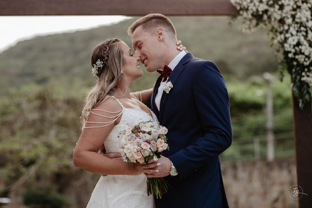 Fotografia de casamento ao ar livre no espaço Arte e Eventos, em Ratones, Florianópolis/SC. Thiago Braga Fotografia