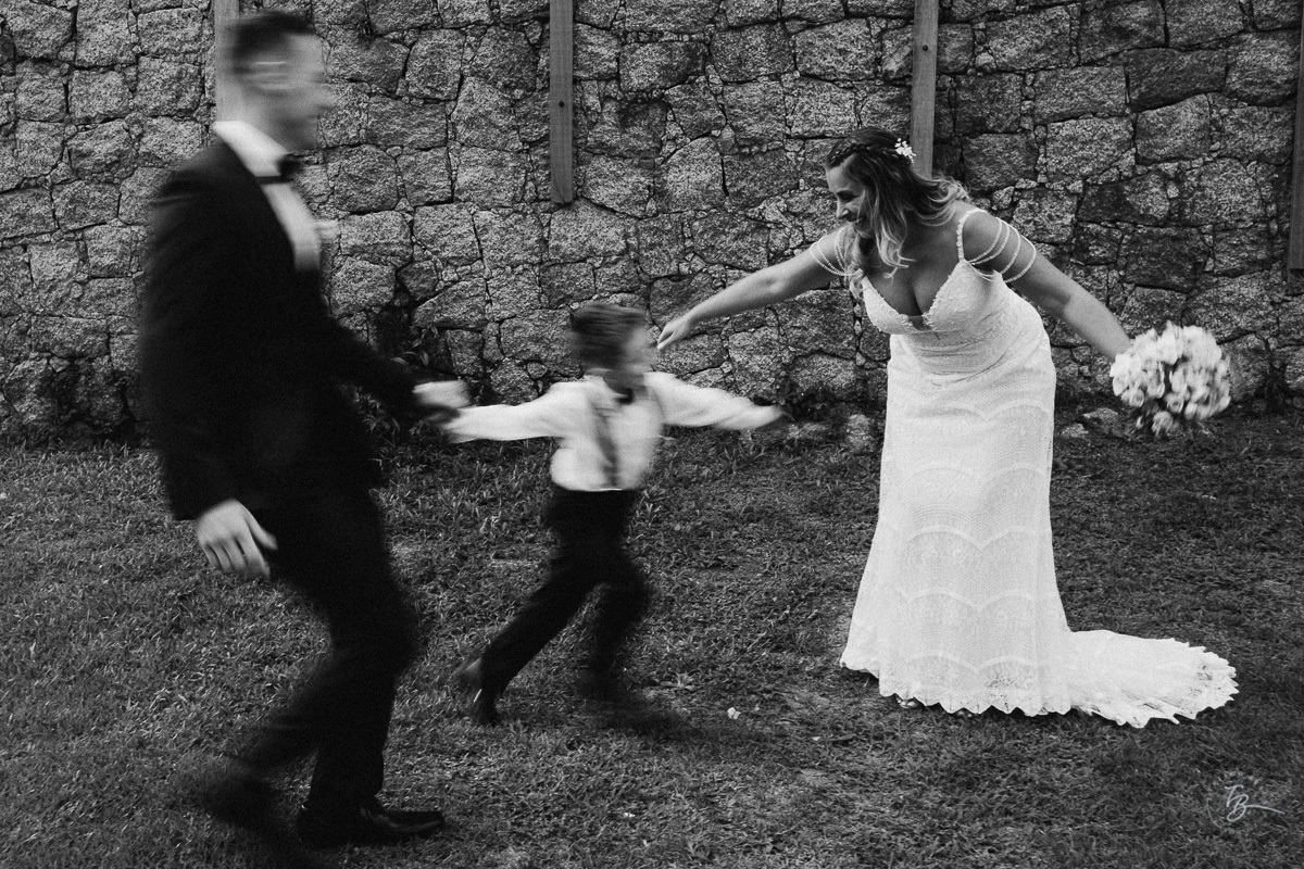 Fotografia de casamento ao ar livre no espaço Arte e Eventos, em Ratones, Florianópolis/SC. Thiago Braga Fotografia