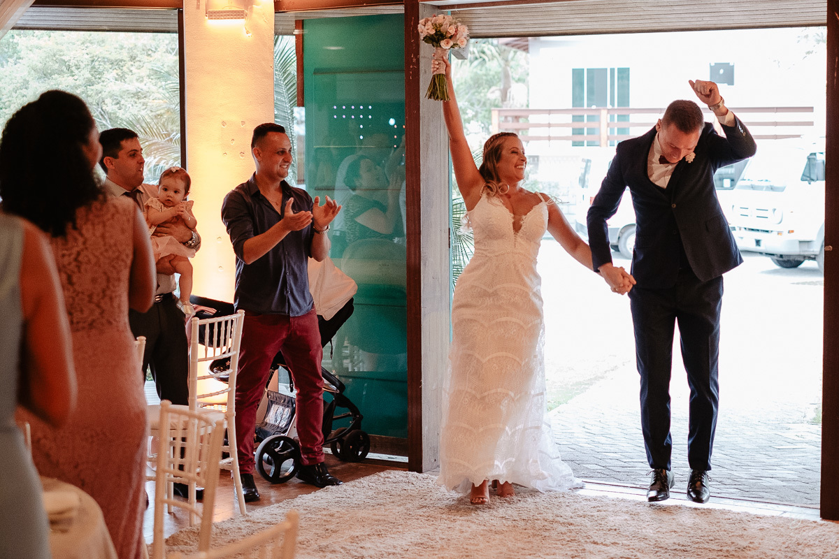 Fotografia de casamento ao ar livre no espaço Arte e Eventos, em Ratones, Florianópolis/SC. Thiago Braga Fotografia