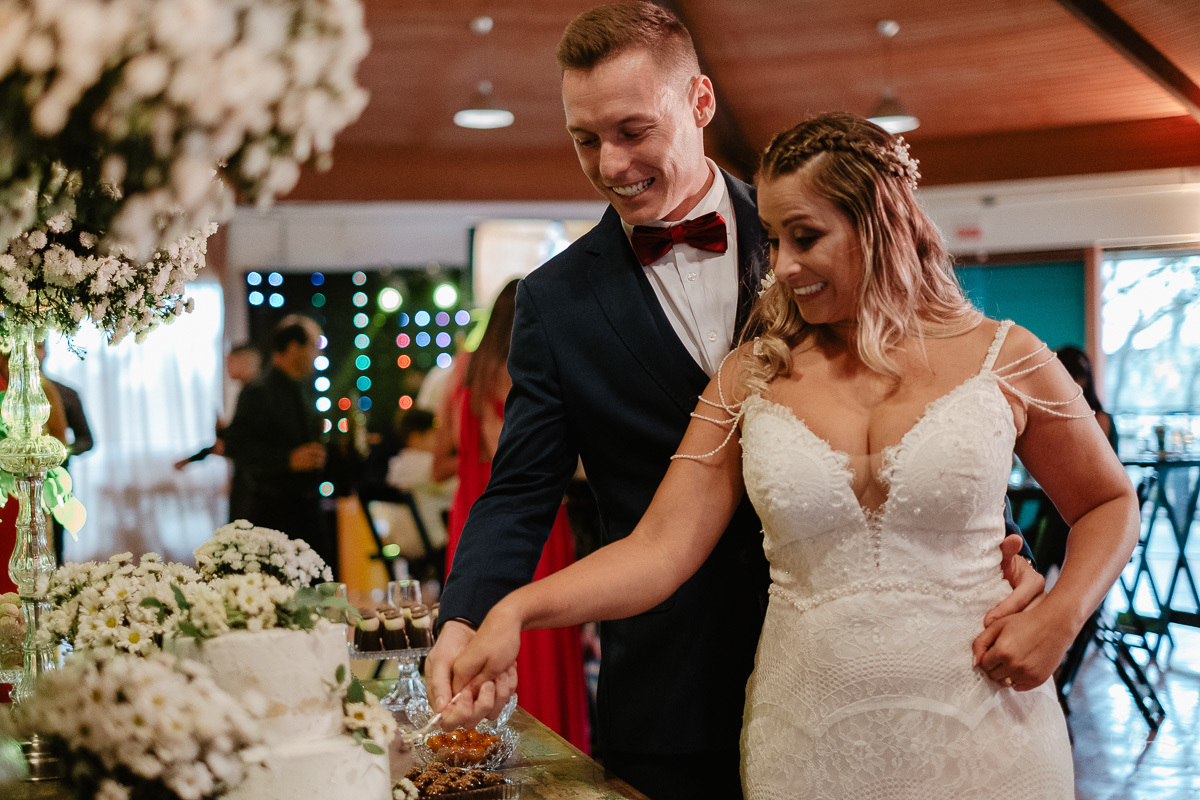 Fotografia de casamento ao ar livre no espaço Arte e Eventos, em Ratones, Florianópolis/SC. Thiago Braga Fotografia