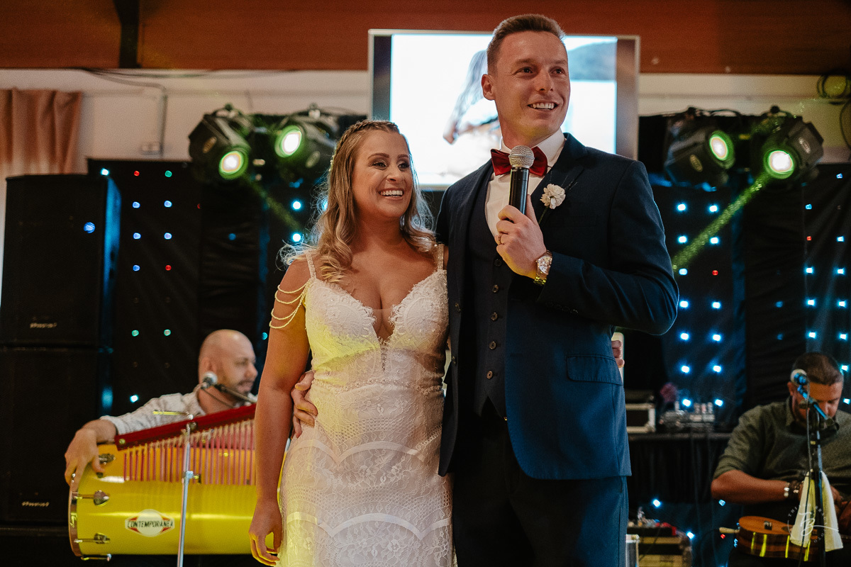 Fotografia de casamento ao ar livre no espaço Arte e Eventos, em Ratones, Florianópolis/SC. Thiago Braga Fotografia