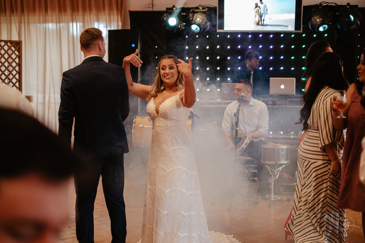 Fotografia de casamento ao ar livre no espaço Arte e Eventos, em Ratones, Florianópolis/SC. Thiago Braga Fotografia