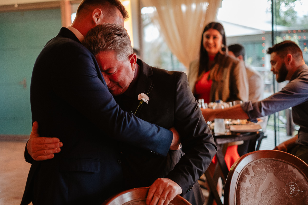 Fotografia de casamento ao ar livre no espaço Arte e Eventos, em Ratones, Florianópolis/SC. Thiago Braga Fotografia