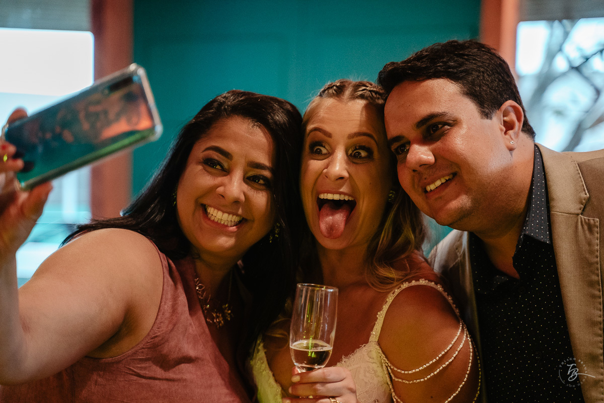 Fotografia de casamento ao ar livre no espaço Arte e Eventos, em Ratones, Florianópolis/SC. Thiago Braga Fotografia