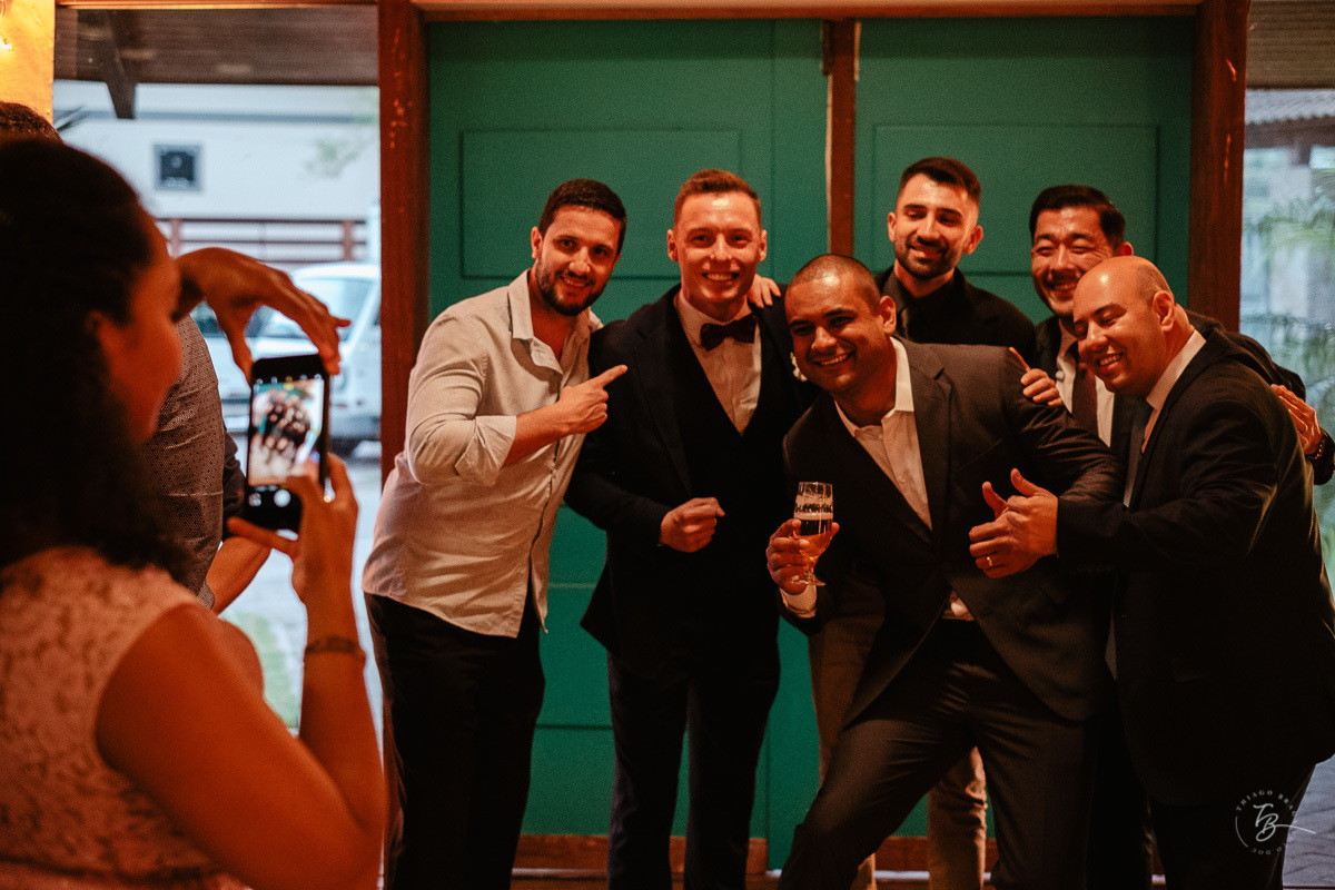 Fotografia de casamento ao ar livre no espaço Arte e Eventos, em Ratones, Florianópolis/SC. Thiago Braga Fotografia