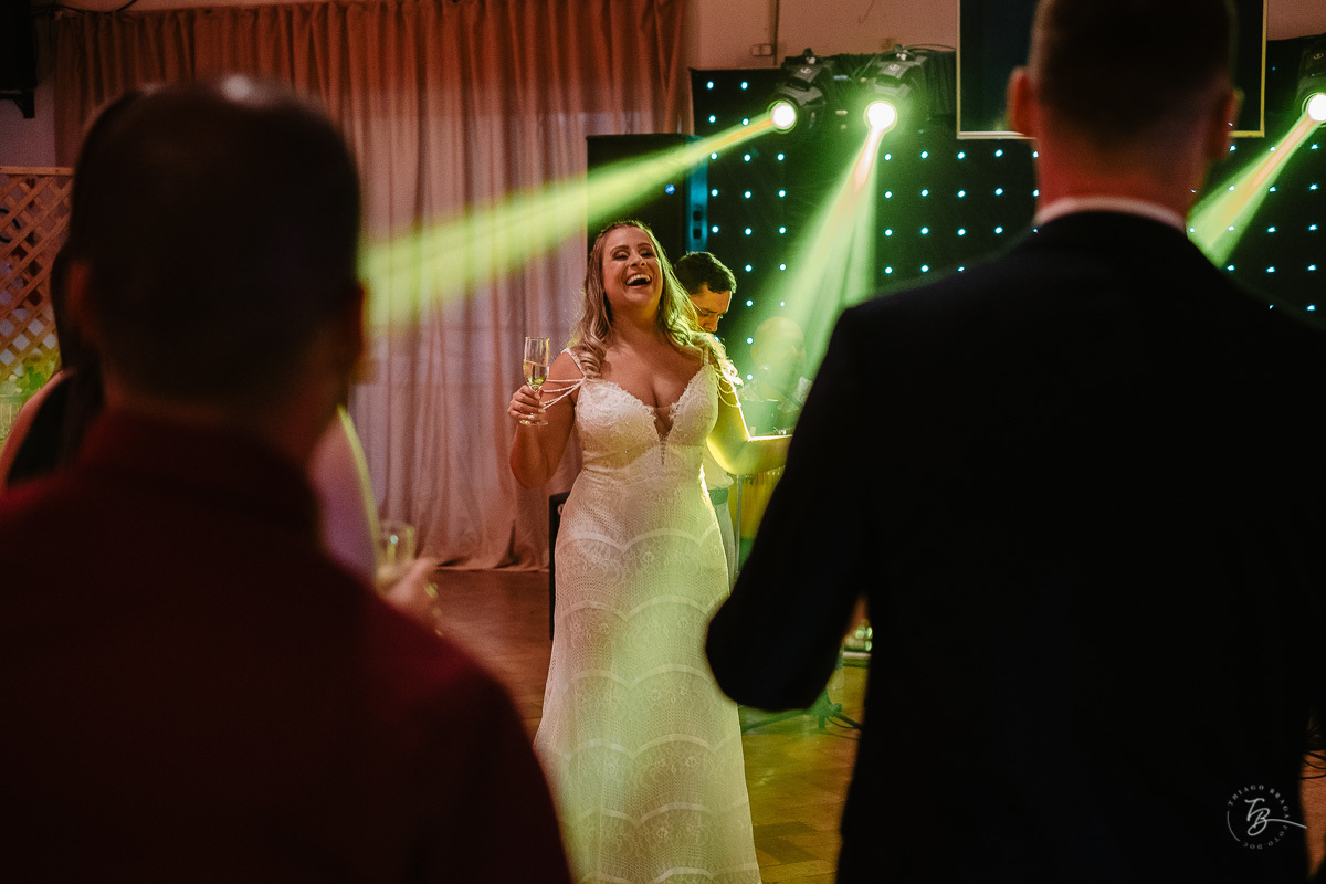 Fotografia de casamento ao ar livre no espaço Arte e Eventos, em Ratones, Florianópolis/SC. Thiago Braga Fotografia