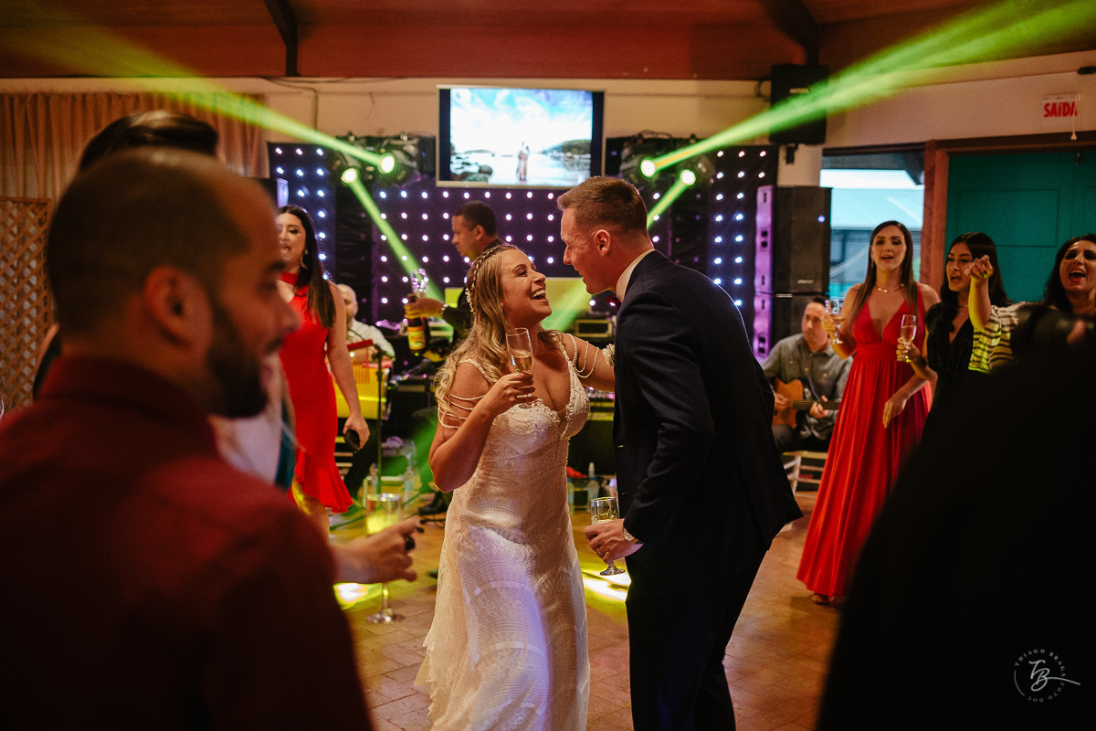 Fotografia de casamento ao ar livre no espaço Arte e Eventos, em Ratones, Florianópolis/SC. Thiago Braga Fotografia