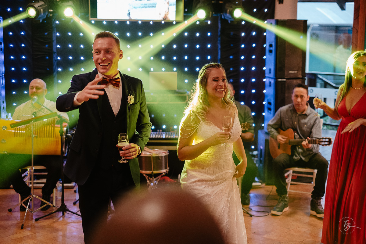 Fotografia de casamento ao ar livre no espaço Arte e Eventos, em Ratones, Florianópolis/SC. Thiago Braga Fotografia