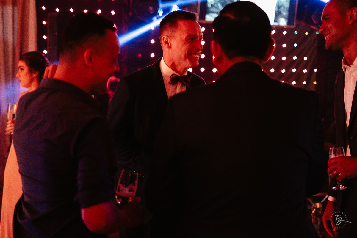 Fotografia de casamento ao ar livre no espaço Arte e Eventos, em Ratones, Florianópolis/SC. Thiago Braga Fotografia