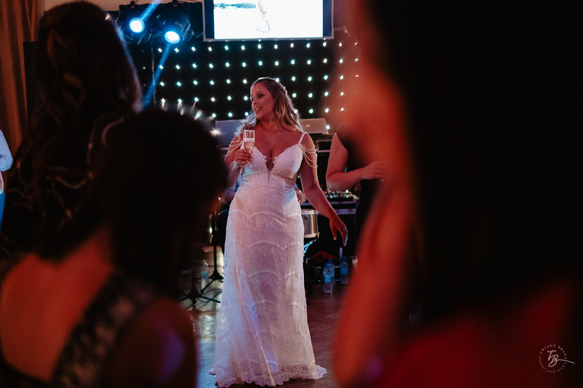 Fotografia de casamento ao ar livre no espaço Arte e Eventos, em Ratones, Florianópolis/SC. Thiago Braga Fotografia