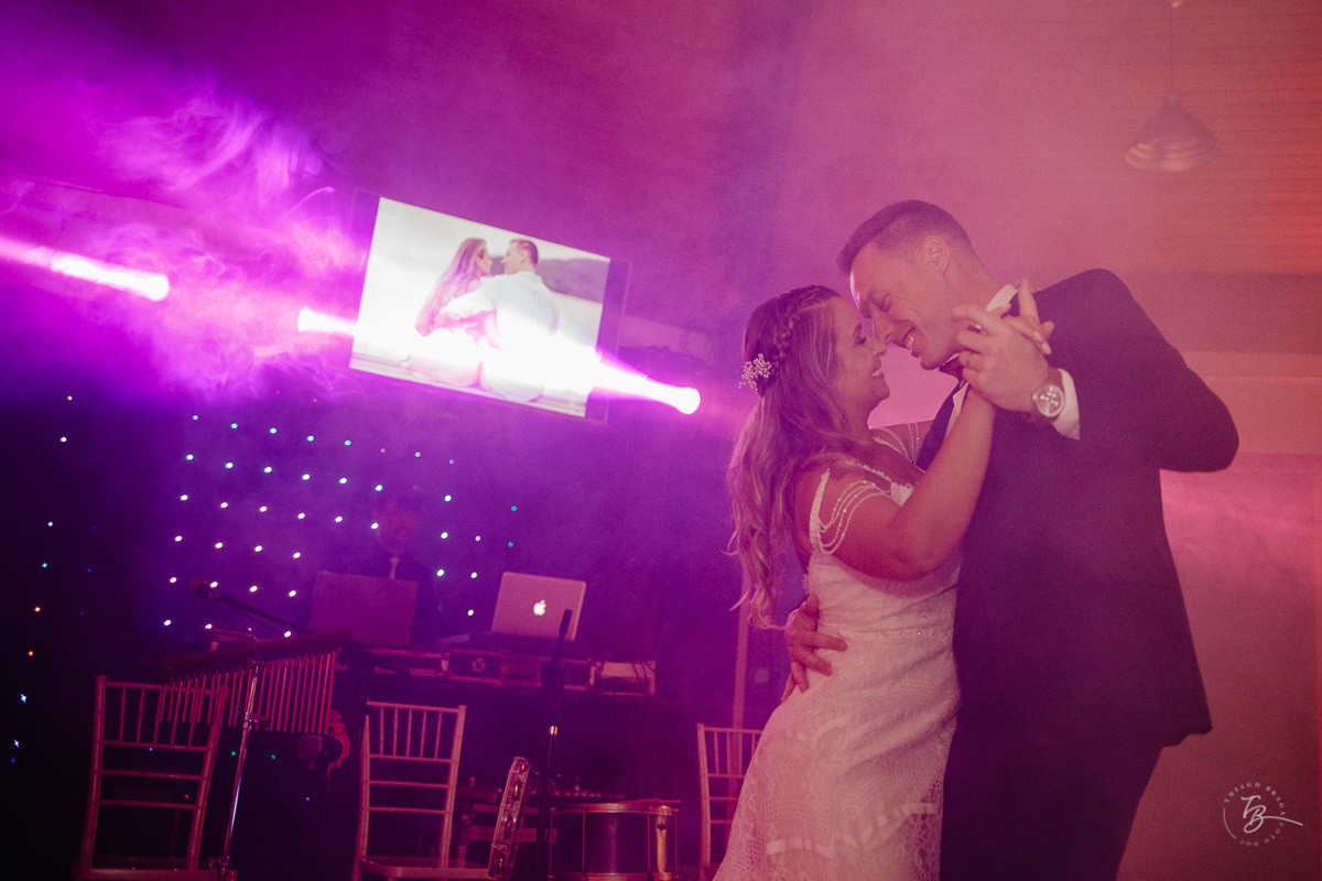 Fotografia de casamento ao ar livre no espaço Arte e Eventos, em Ratones, Florianópolis/SC. Thiago Braga Fotografia