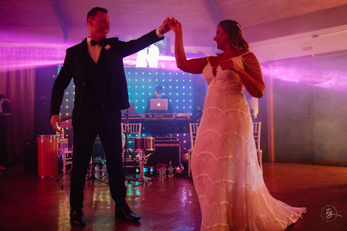 Fotografia de casamento ao ar livre no espaço Arte e Eventos, em Ratones, Florianópolis/SC. Thiago Braga Fotografia