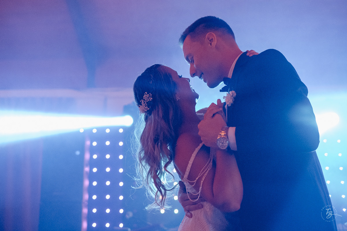 Fotografia de casamento ao ar livre no espaço Arte e Eventos, em Ratones, Florianópolis/SC. Thiago Braga Fotografia