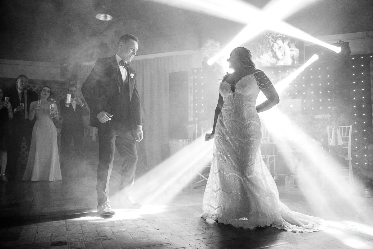 Fotografia de casamento ao ar livre no espaço Arte e Eventos, em Ratones, Florianópolis/SC. Thiago Braga Fotografia