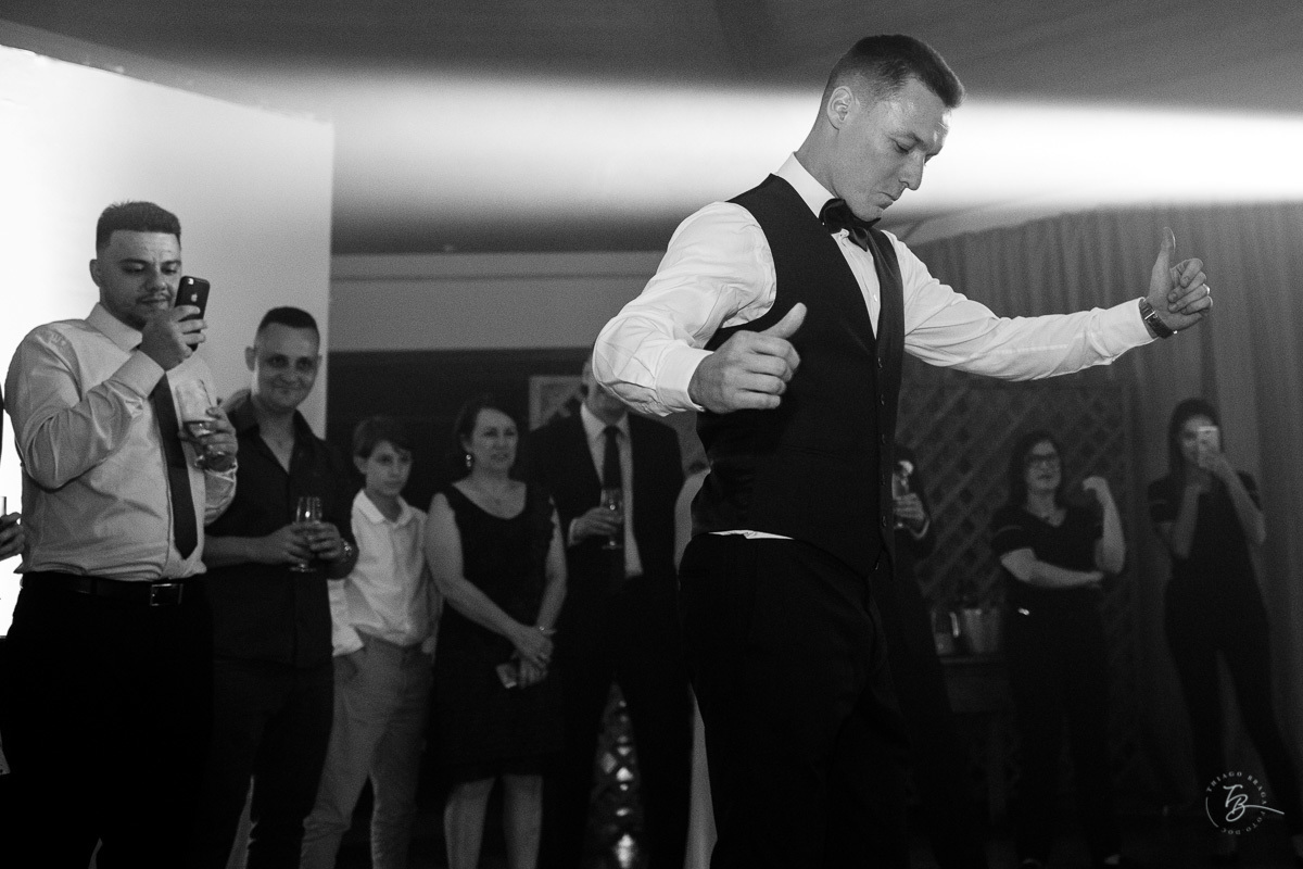 Fotografia de casamento ao ar livre no espaço Arte e Eventos, em Ratones, Florianópolis/SC. Thiago Braga Fotografia