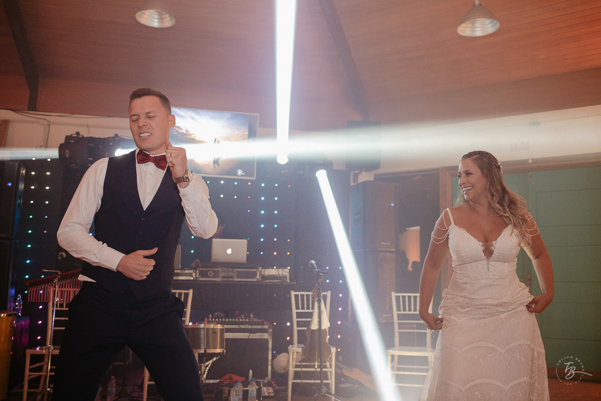 Fotografia de casamento ao ar livre no espaço Arte e Eventos, em Ratones, Florianópolis/SC. Thiago Braga Fotografia