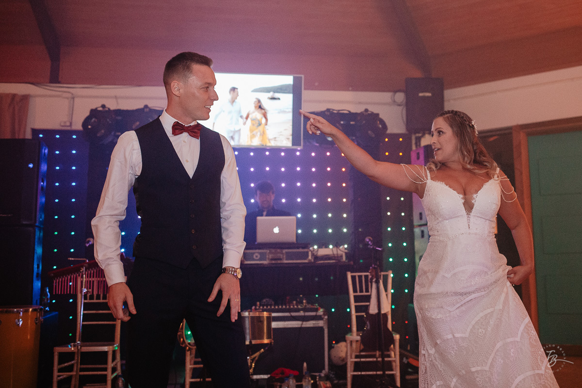 Fotografia de casamento ao ar livre no espaço Arte e Eventos, em Ratones, Florianópolis/SC. Thiago Braga Fotografia
