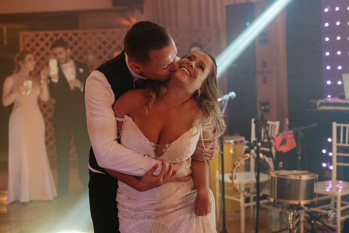 Fotografia de casamento ao ar livre no espaço Arte e Eventos, em Ratones, Florianópolis/SC. Thiago Braga Fotografia