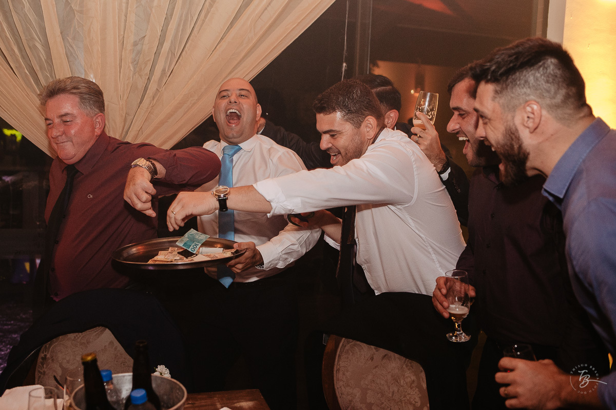 Fotografia de casamento ao ar livre no espaço Arte e Eventos, em Ratones, Florianópolis/SC. Thiago Braga Fotografia