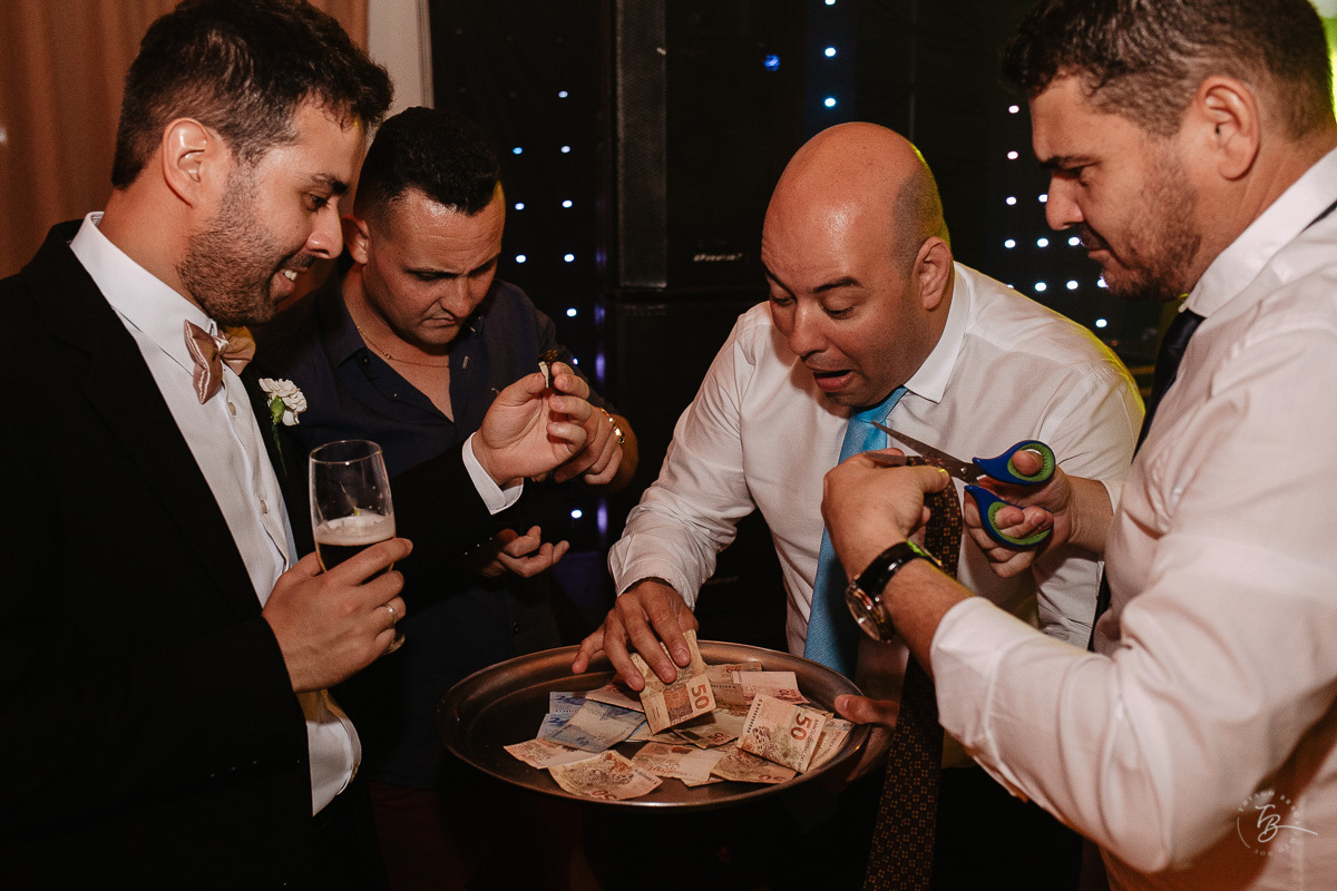 Fotografia de casamento ao ar livre no espaço Arte e Eventos, em Ratones, Florianópolis/SC. Thiago Braga Fotografia