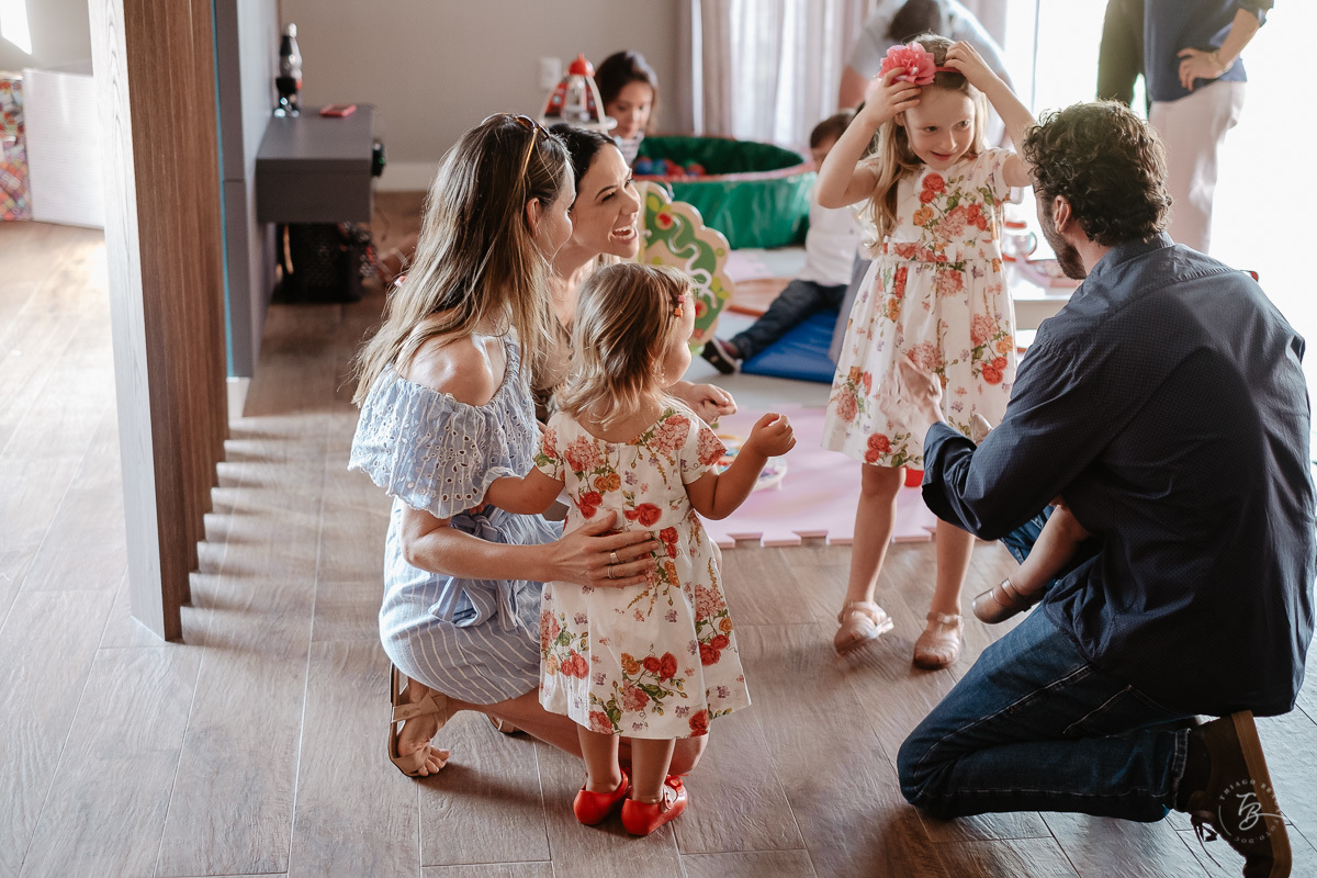 Fotografia documental de aniversário infantil, no rio Tavares/Campeche em Florianópolis/SC