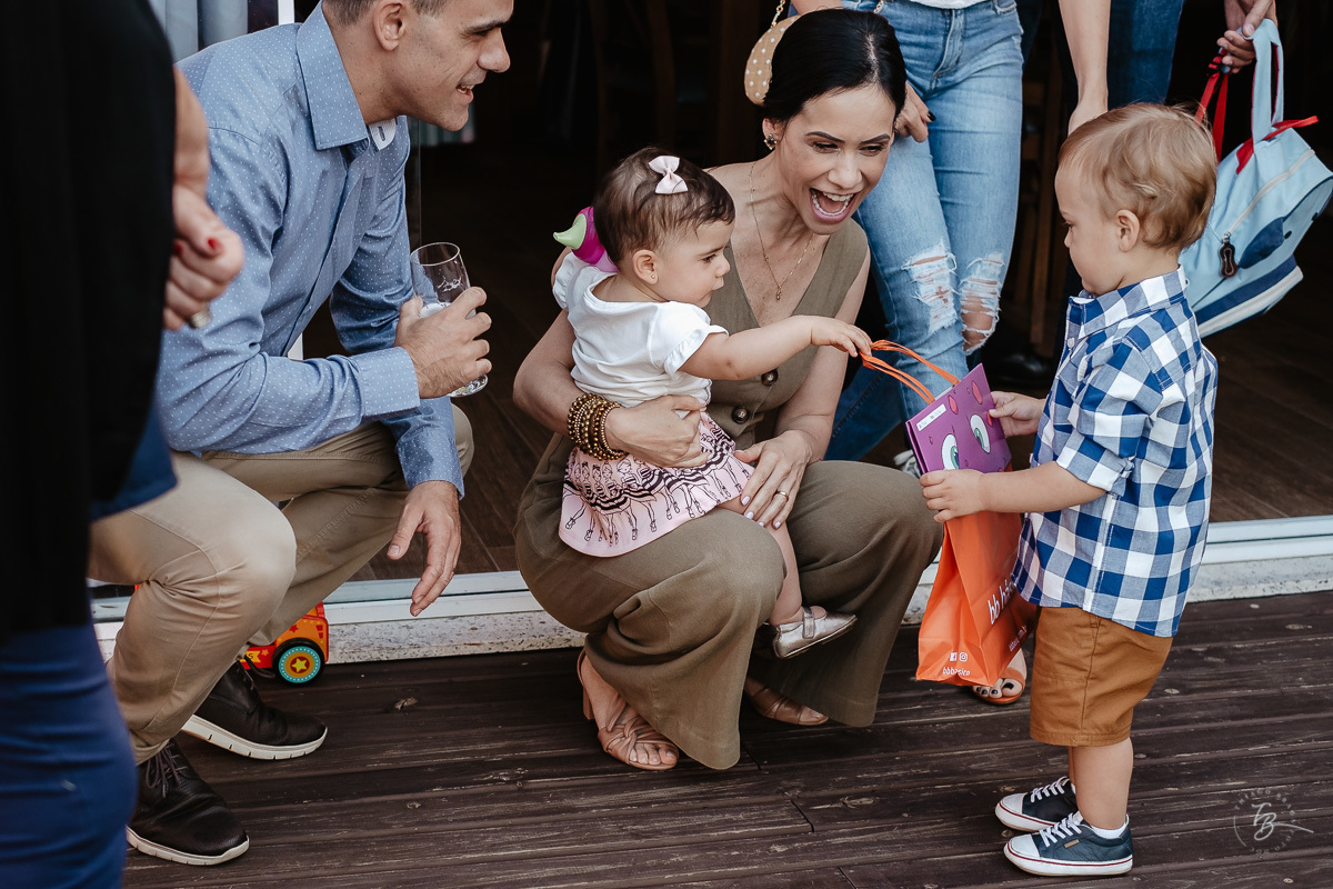 Fotografia documental de aniversário infantil, no rio Tavares/Campeche em Florianópolis/SC
