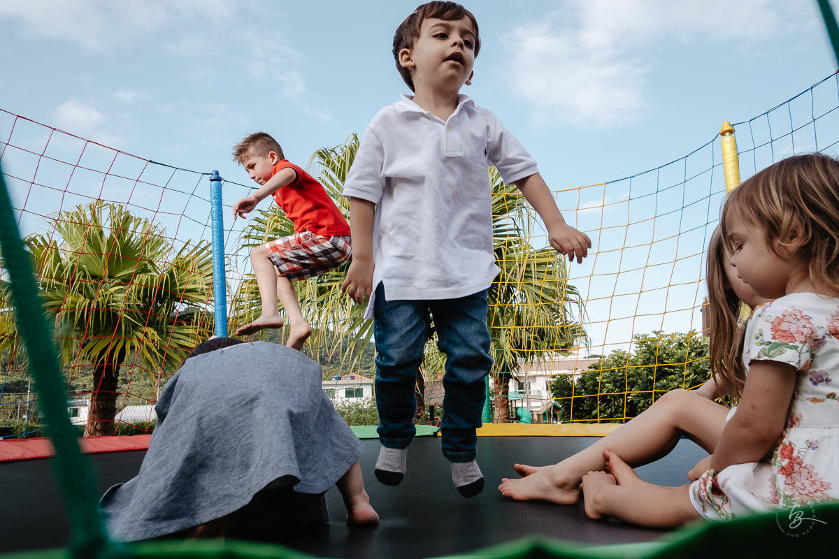 Fotografia documental de aniversário infantil, no rio Tavares/Campeche em Florianópolis/SC
