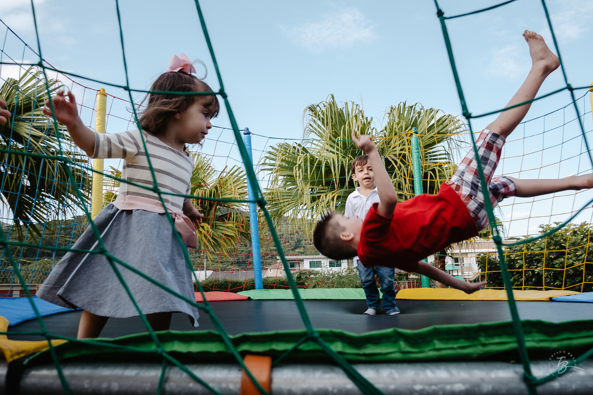 Fotografia documental de aniversário infantil, no rio Tavares/Campeche em Florianópolis/SC