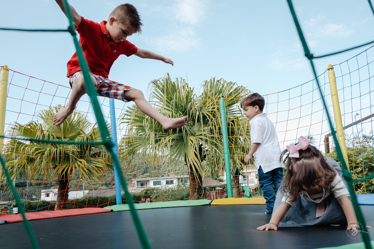 Fotografia documental de aniversário infantil, no rio Tavares/Campeche em Florianópolis/SC