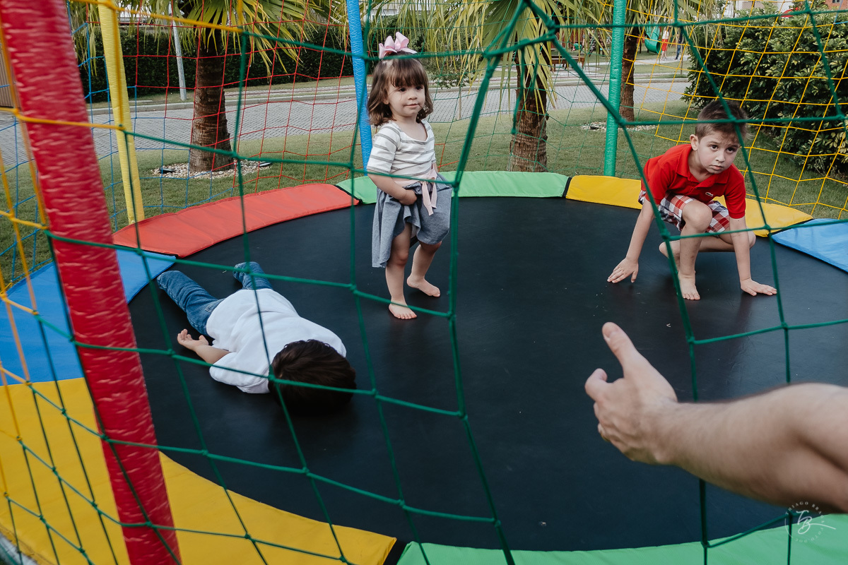 Fotografia documental de aniversário infantil, no rio Tavares/Campeche em Florianópolis/SC