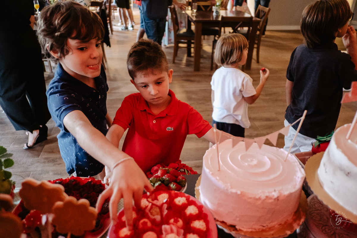 Fotografia documental de aniversário infantil, no rio Tavares/Campeche em Florianópolis/SC