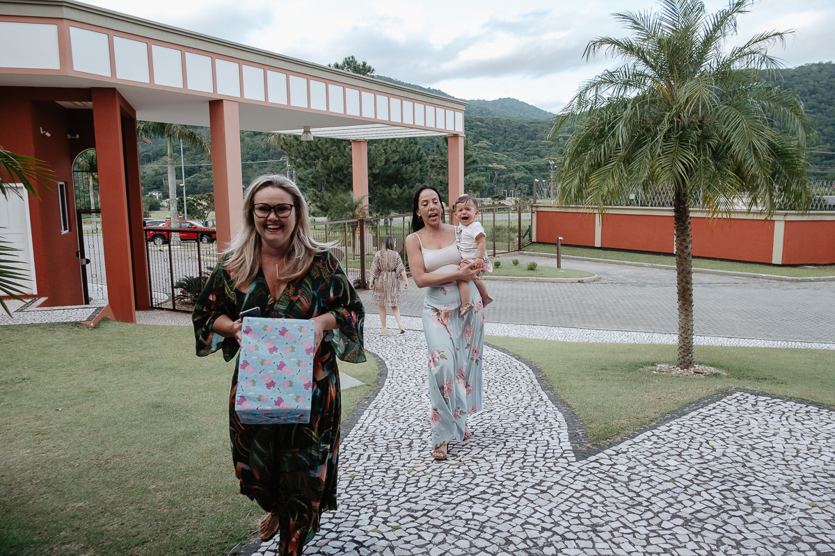 Fotografia documental de aniversário infantil, no rio Tavares/Campeche em Florianópolis/SC