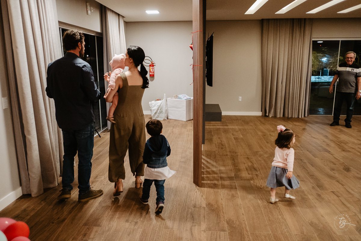 Fotografia documental de aniversário infantil, no rio Tavares/Campeche em Florianópolis/SC