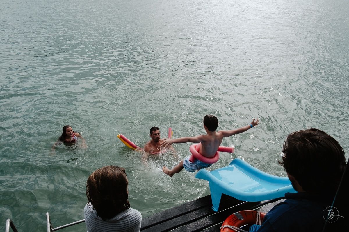 Festa de casamento, no barco Scuna Sul, em Florianópolis. Valéria e Carmelo, Florianópolis-SC.