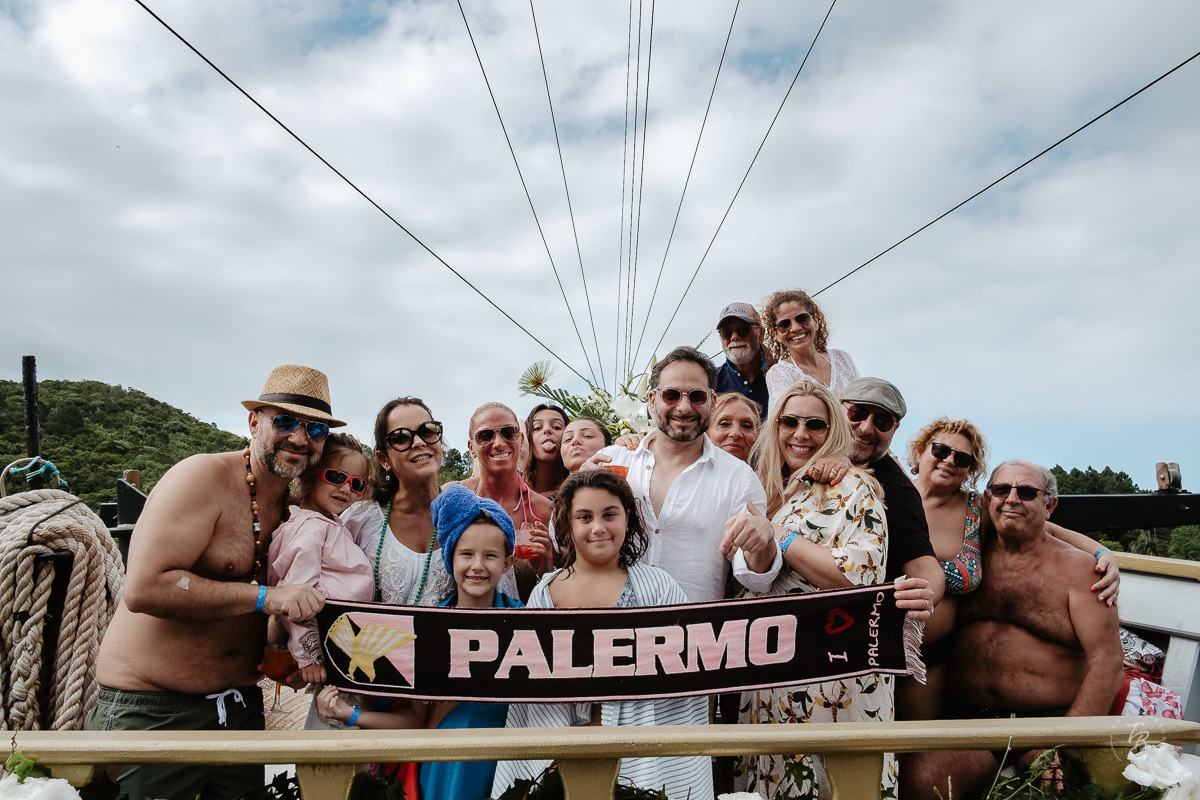 Festa de casamento, no barco Scuna Sul, em Florianópolis. Valéria e Carmelo, Florianópolis-SC.