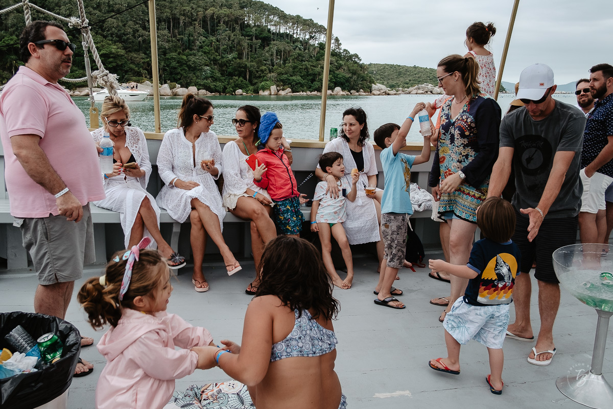 Festa de casamento, no barco Scuna Sul, em Florianópolis. Valéria e Carmelo, Florianópolis-SC.