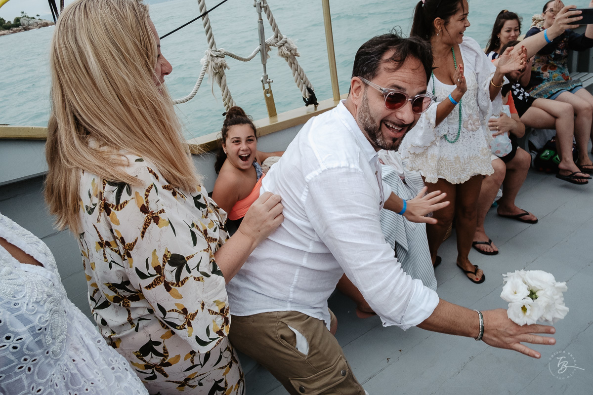 Festa de casamento, no barco Scuna Sul, em Florianópolis. Valéria e Carmelo, Florianópolis-SC.