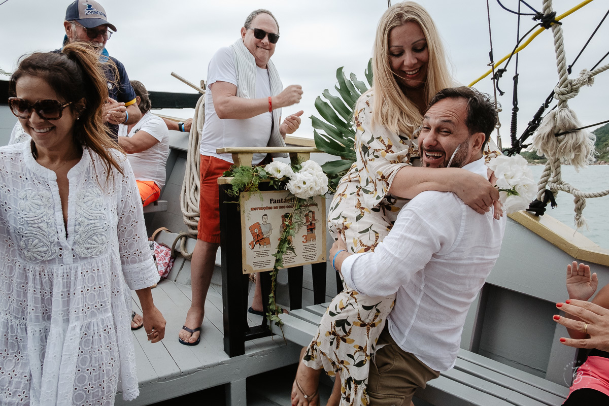 Festa de casamento, no barco Scuna Sul, em Florianópolis. Valéria e Carmelo, Florianópolis-SC.