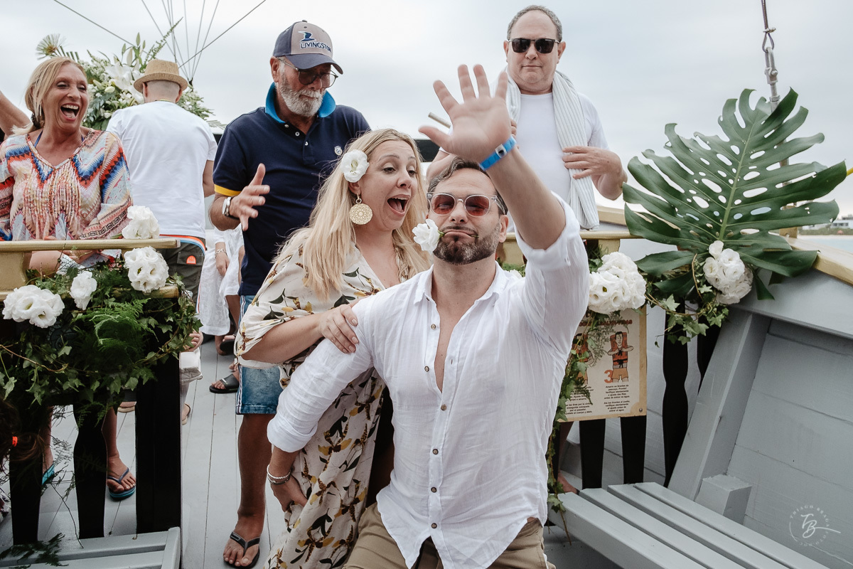 Festa de casamento, no barco Scuna Sul, em Florianópolis. Valéria e Carmelo, Florianópolis-SC.