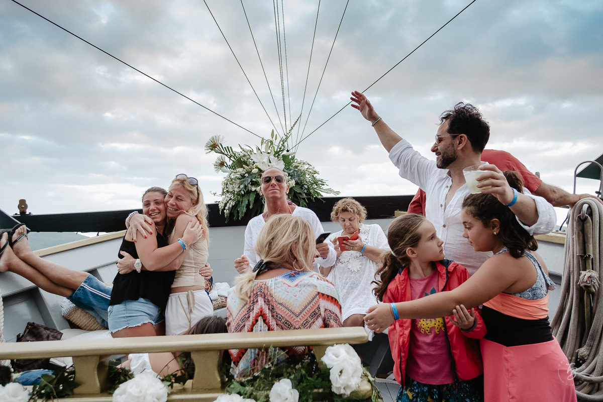 Festa de casamento, no barco Scuna Sul, em Florianópolis. Valéria e Carmelo, Florianópolis-SC.