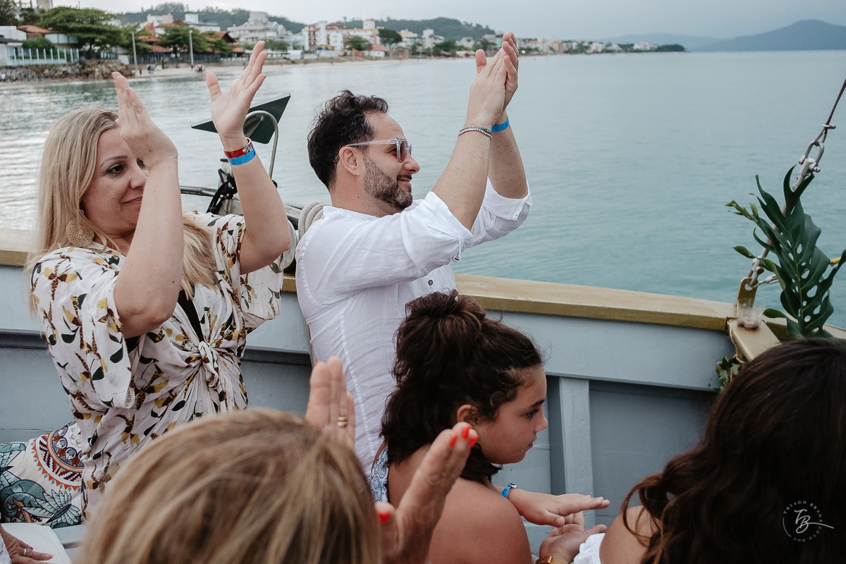 Festa de casamento, no barco Scuna Sul, em Florianópolis. Valéria e Carmelo, Florianópolis-SC.
