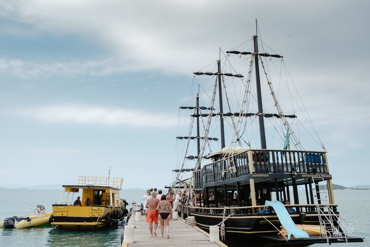 Festa de casamento, no barco Scuna Sul, em Florianópolis. Valéria e Carmelo, Florianópolis-SC.